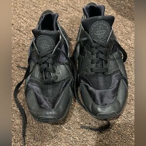 HUARACHE RUN (BIG KID) Sz 9 boy black Nike air sneakers EUC!